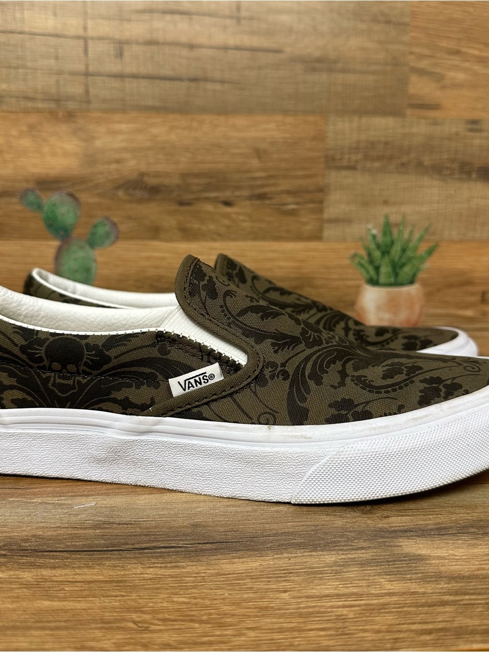 Vans women’s green skull print slip ons size 8.5 - Picture 4 of 8